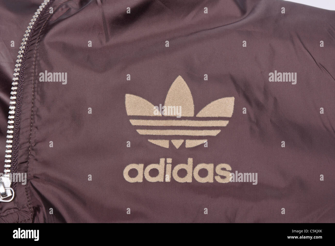 Abbigliamento sportivo Adidas uomini tettuccio di giacca a vento giacca  impermeabile in nylon marrone 1/4 zip al collo camicia di overhead. Il logo  di trifoglio dettaglio Foto stock - Alamy