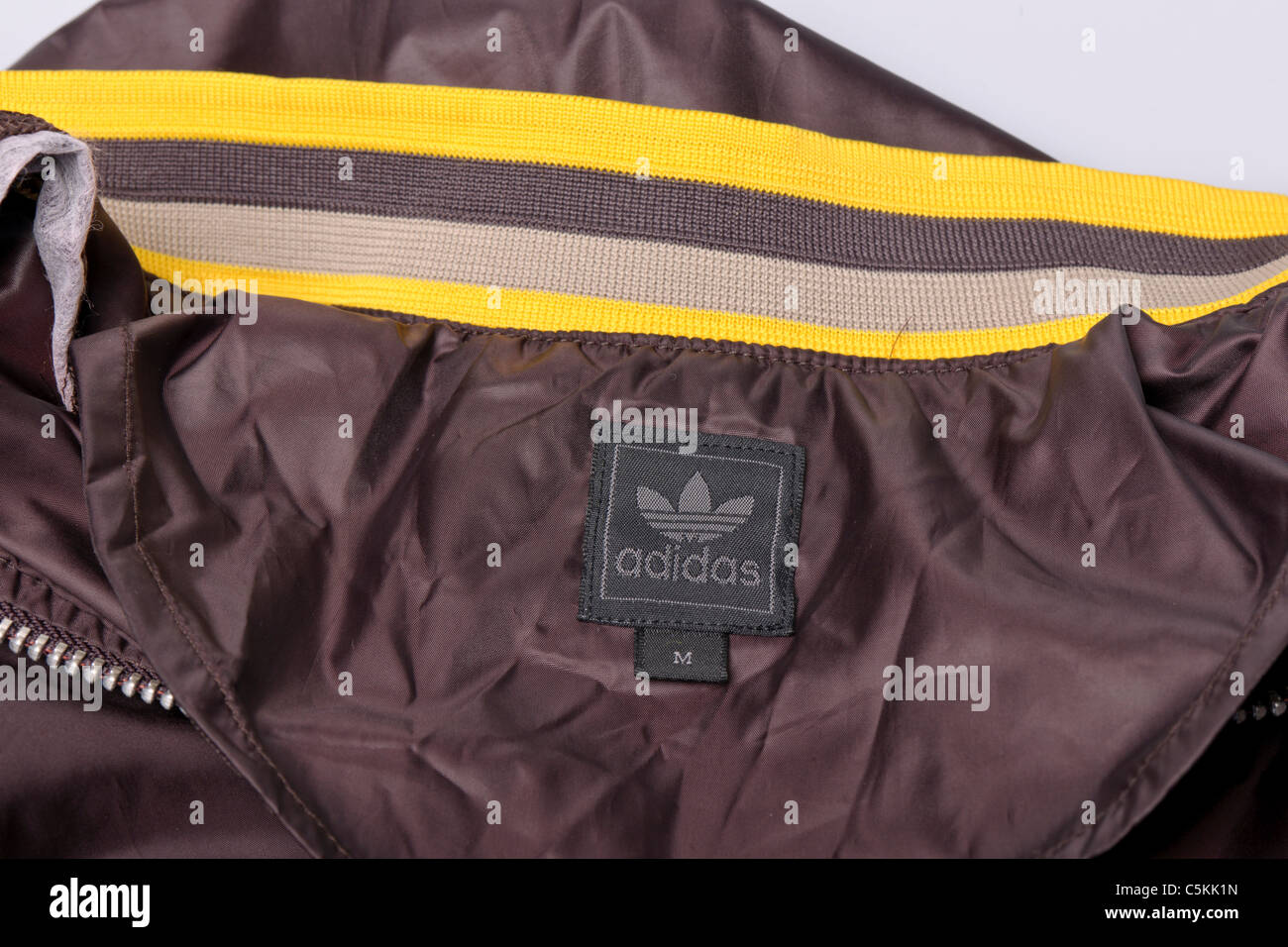 Abbigliamento sportivo Adidas uomini tettuccio di giacca a vento giacca  impermeabile in nylon marrone 1/4 zip al collo camicia di overhead.  Dettaglio di etichetta Foto stock - Alamy