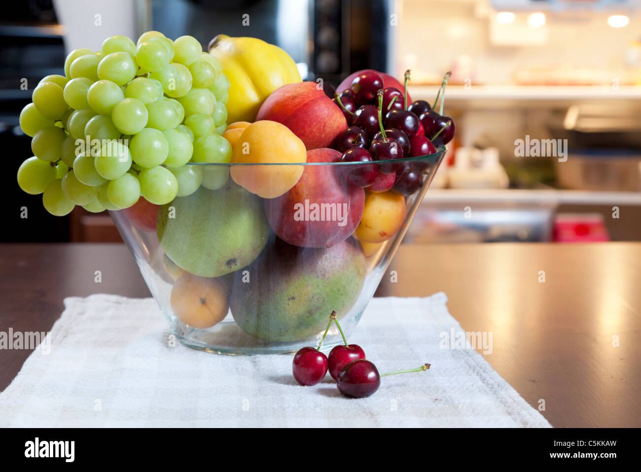 Ciotola di frutta sul tavolo della cucina Foto Stock