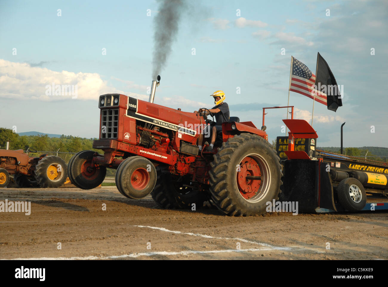 Un uomo aziona il suo trattore in un trattore tirare la concorrenza all'Addison County campo giorni a New Haven, Vermont. Foto Stock