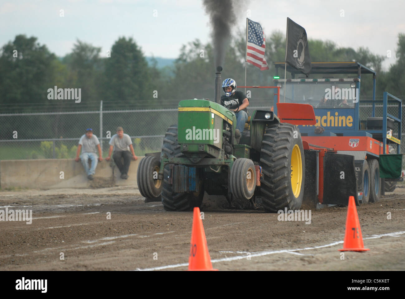 Un uomo aziona il suo trattore in un trattore tirare la concorrenza all'Addison County campo giorni a New Haven, Vermont. Foto Stock
