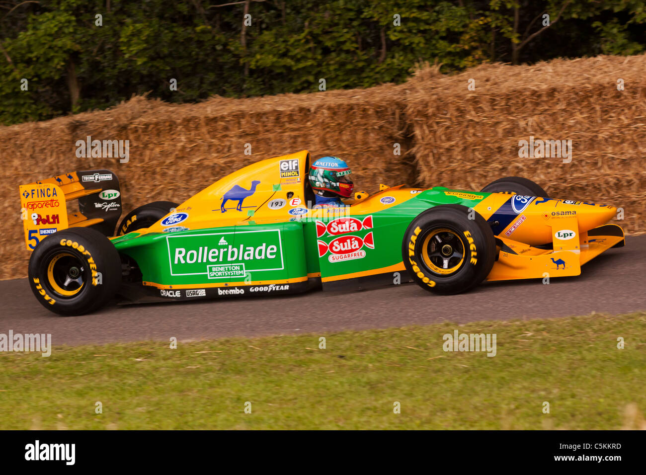 Benetton Formula Uno auto a Goodwood Festival della Velocità 2011 - nella  sua famosa verde e livrea gialla con pneumatici Goodyear Foto stock - Alamy