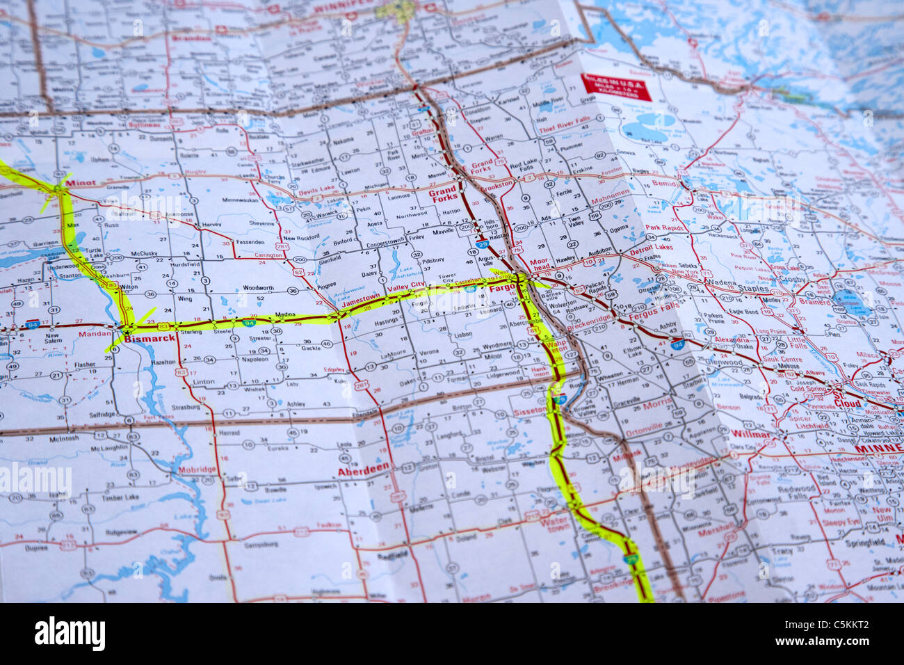 Mappa di midwestern Stati degli Stati Uniti con percorsi pianificati in evidenziatore centrato su fargo in North Dakota Foto Stock