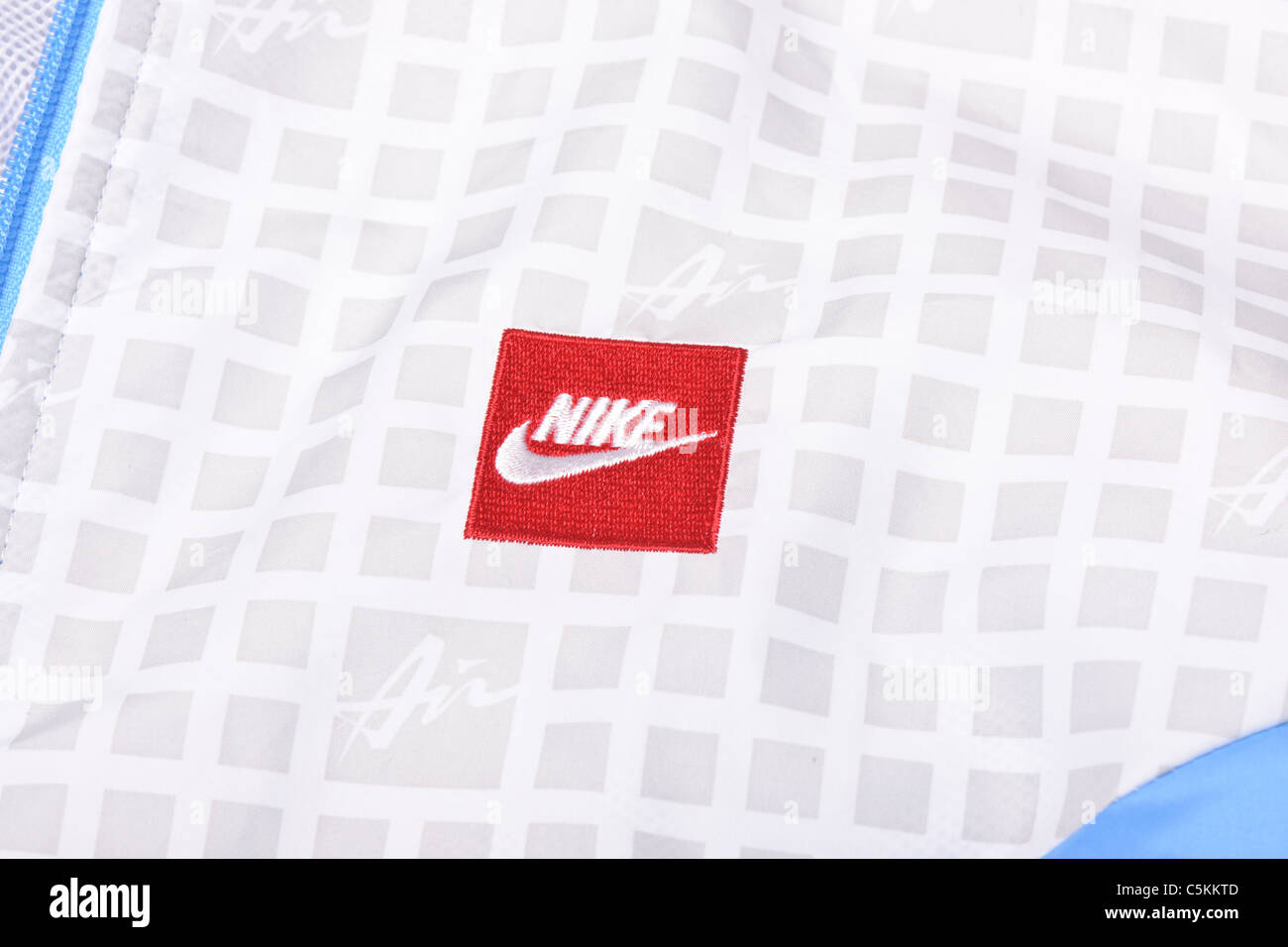 Nike Air giacca Windrunner sportswear uomo nylon Giacca pioggia full zip con cappuccio. Logo Nike dettaglio Foto Stock