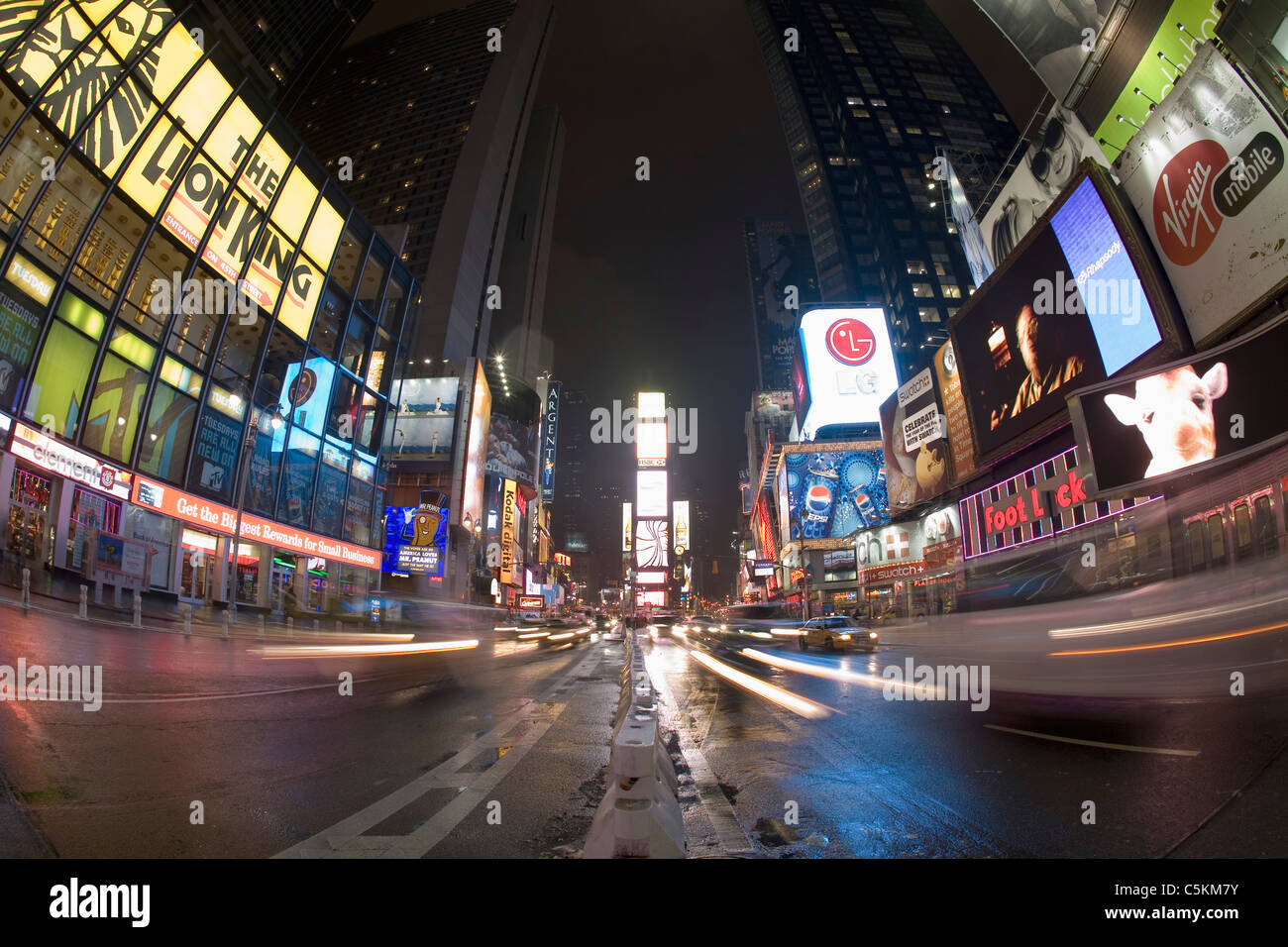 Broadway e 7th Ave, a Times Square, durante la neve, NYC Foto Stock