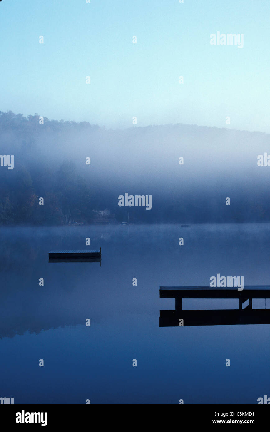 Dock e la nebbia di mattina, CT Foto Stock