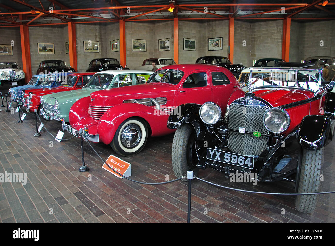 Auto classiche presso il National Motor Museum, Beaulieu, nuovo Distretto Forestale, Hampshire, Inghilterra, Regno Unito Foto Stock