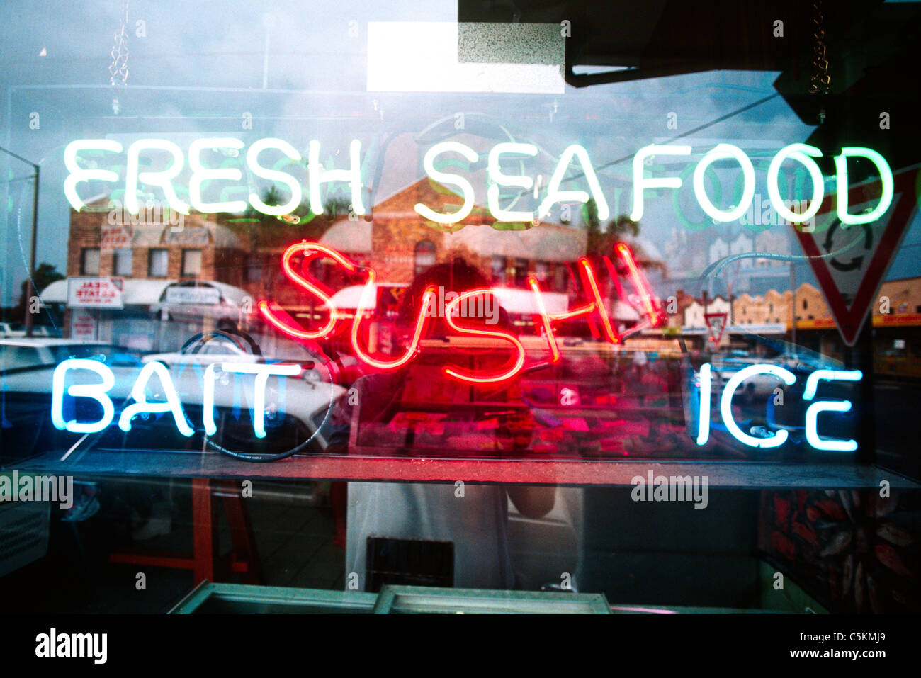 Insegna al neon nel sushi bar finestra Foto Stock