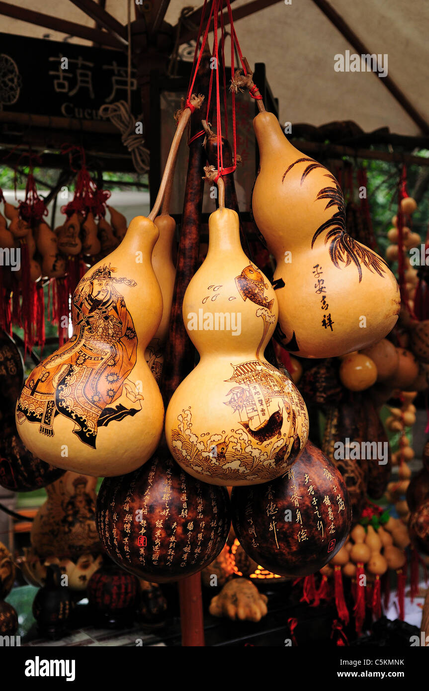 Zucche con pittura artistica per la vendita su un cavalletto. Chengdu Sichuan, in Cina. Foto Stock