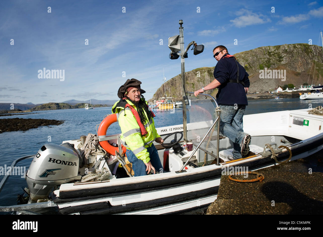 Il mondiale 2010 pietra campionati di scrematura,Easdale isola,Scozia. Il traghetto locale scende i giocatori e i turisti di all'isola Foto Stock