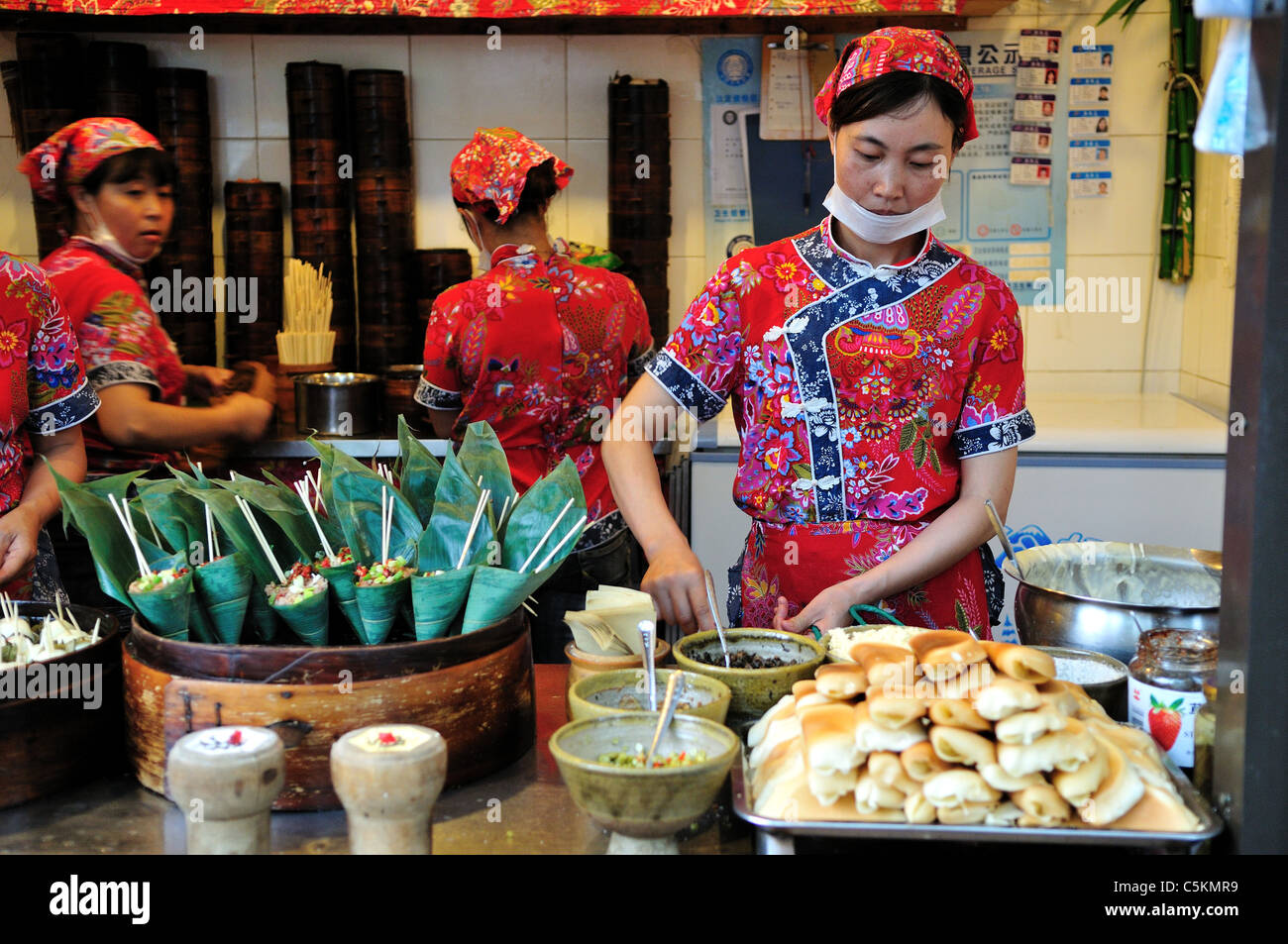 Onorevoli colleghe che lavora in un negozio di vendita locali Sichuan aromatizzati snack alimentare. Chengdu Sichuan, in Cina. Foto Stock
