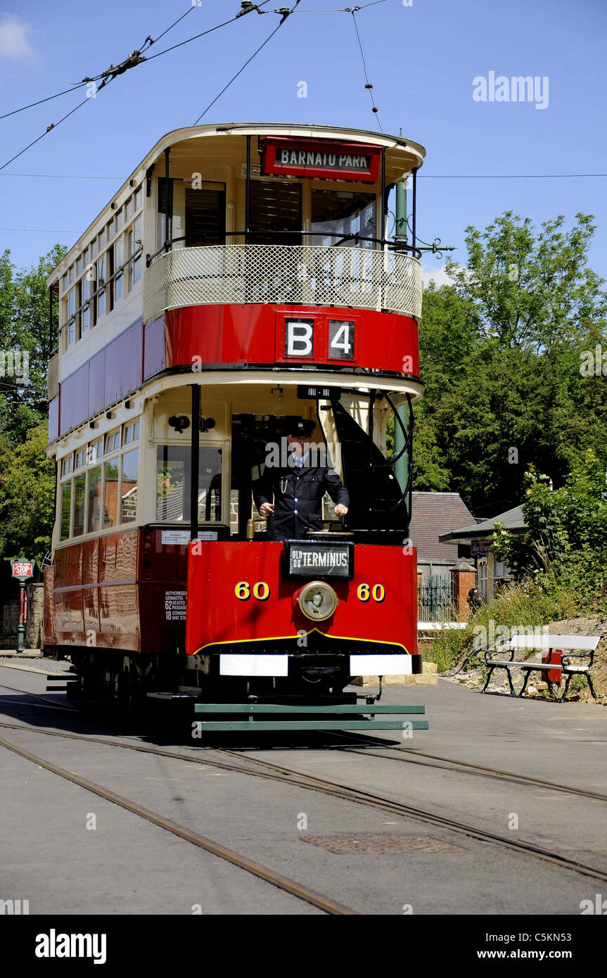Ripristinato il tram in esecuzione in servizio a Crich Tramway Museum, versione a colori del B&W immagine C5CE3X Foto Stock Ripristinato il tram in esecuzione in servizio a Crich Tramway Museum, versione a colori del B&W immagine C5CE3X Foto Stock