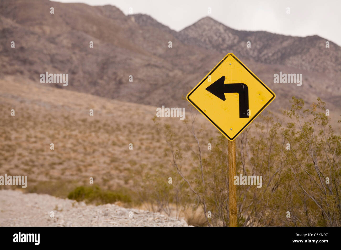 Allarme curva stretta segno, Death Valley, CA Foto Stock