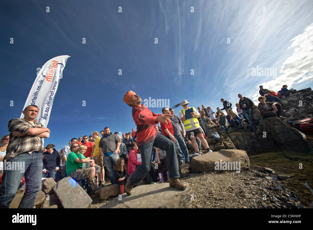 Il mondiale 2010 pietra campionati di scrematura,Easdale isola,Scozia. Giocatore lancia la sua pietra. Foto Stock