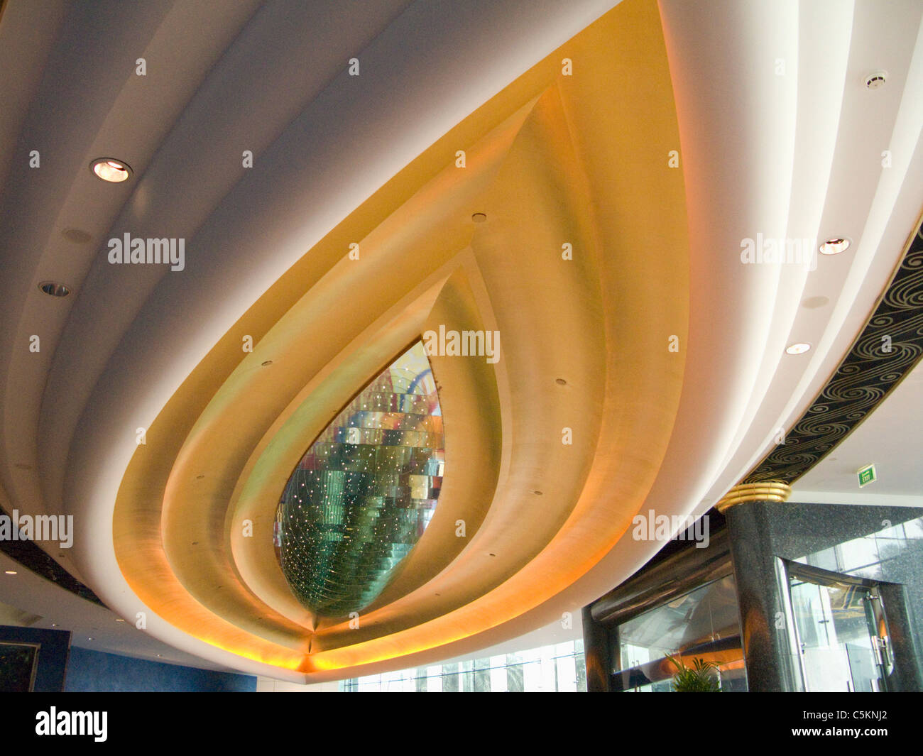 Il soffitto della lobby principale e al Burj Al Arab Hotel, Dubai, Emirati Arabi Uniti Foto Stock