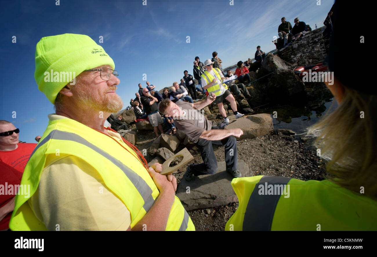 Il mondiale 2010 pietra campionati di scrematura,Easdale isola,Scozia. Funzionari tenere il punteggio e controllare il diametro dei giocatori pietre. Foto Stock