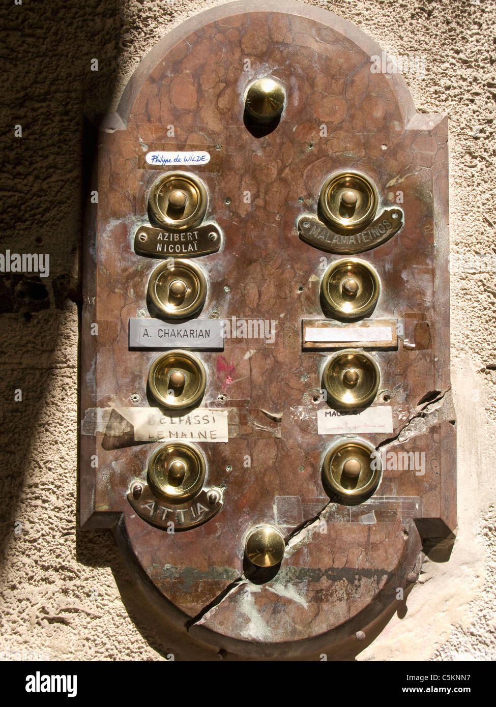 Rottura della piastra di marmo con 8 campanello in ottone i pulsanti e le targhette al di fuori di un blocco di appartamenti, Marsiglia, Francia Foto Stock