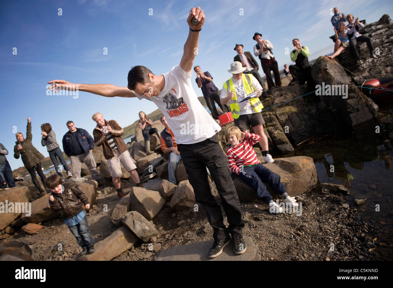 Il mondiale 2010 pietra campionati di scrematura,Easdale isola,Scozia. Dougie Isaacs celebra diventando il campione del mondo 2010. Foto Stock