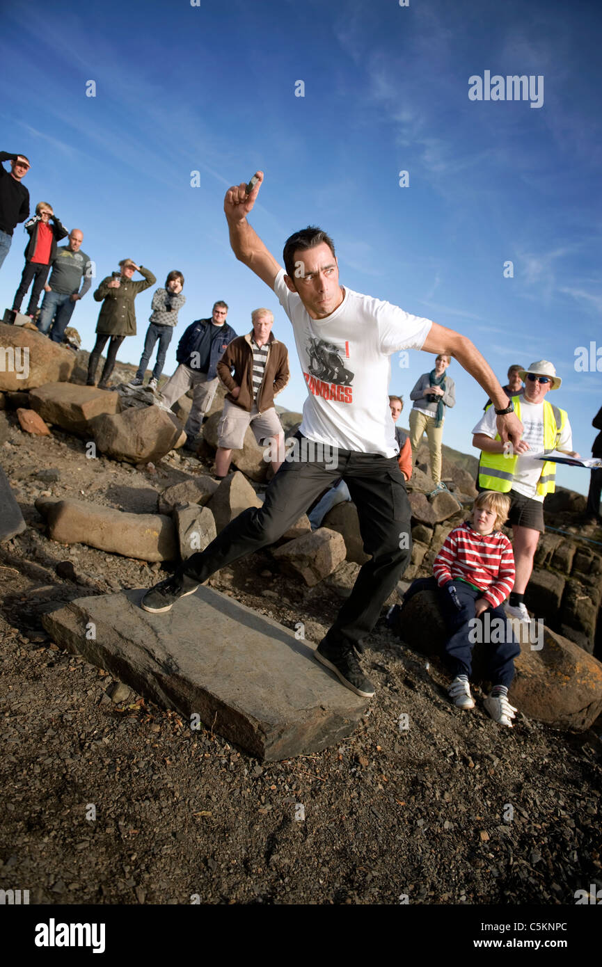 Il mondiale 2010 pietra campionati di scrematura,Easdale isola,Scozia. Campione del Mondo Dougie Isaacs getta la sua pietra nel finale. Foto Stock