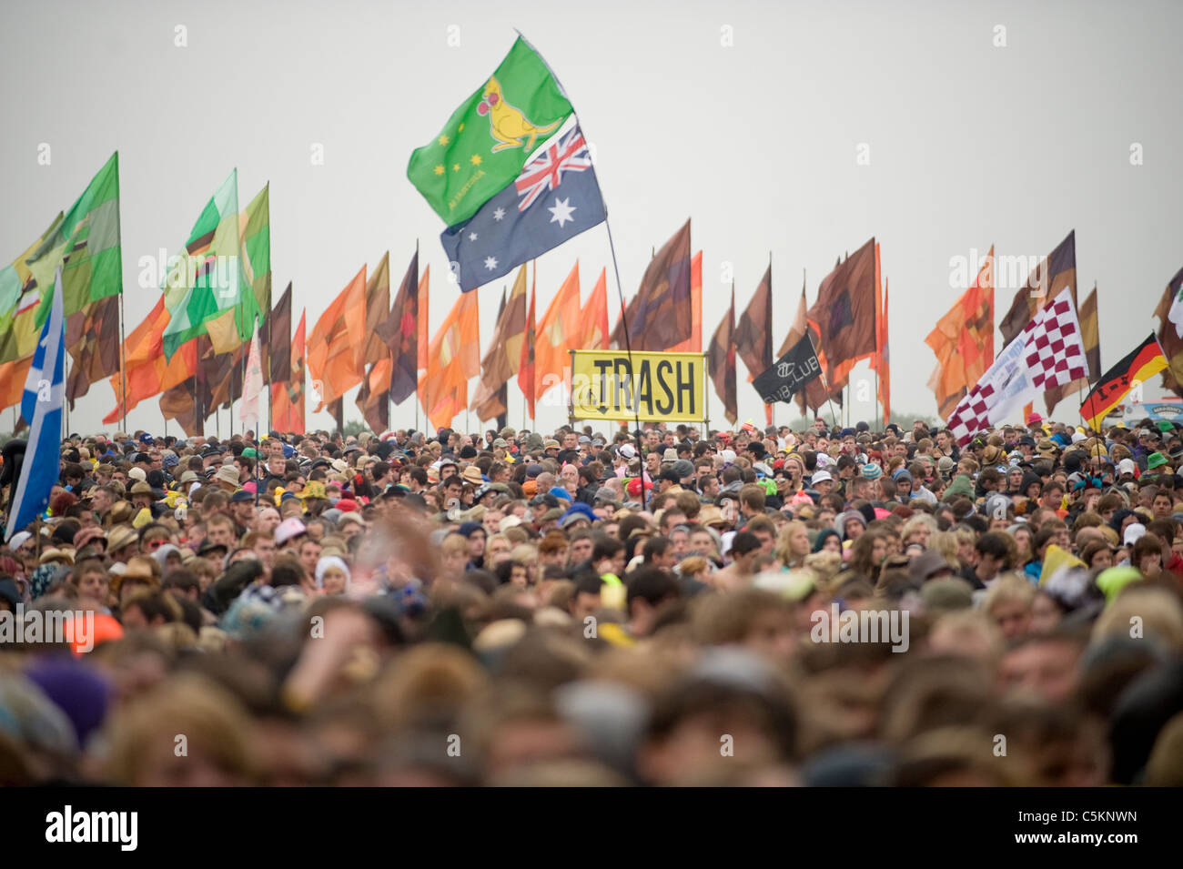 Una grande folla all'aperto festival di musica. Foto Stock
