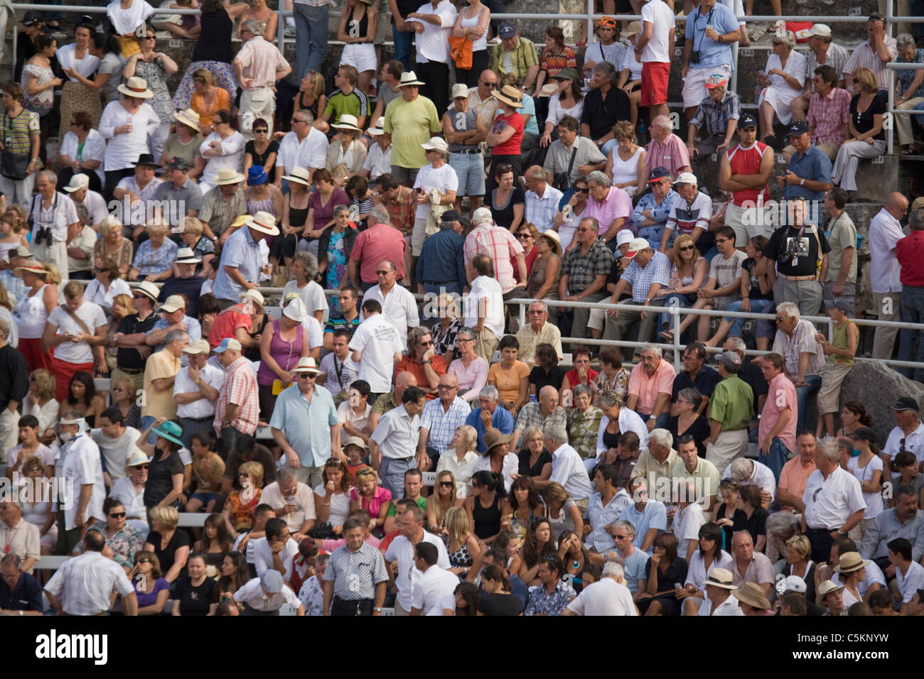 La gente in mezzo alla folla in una corrida in Arena romana, Arles, Francia Foto Stock