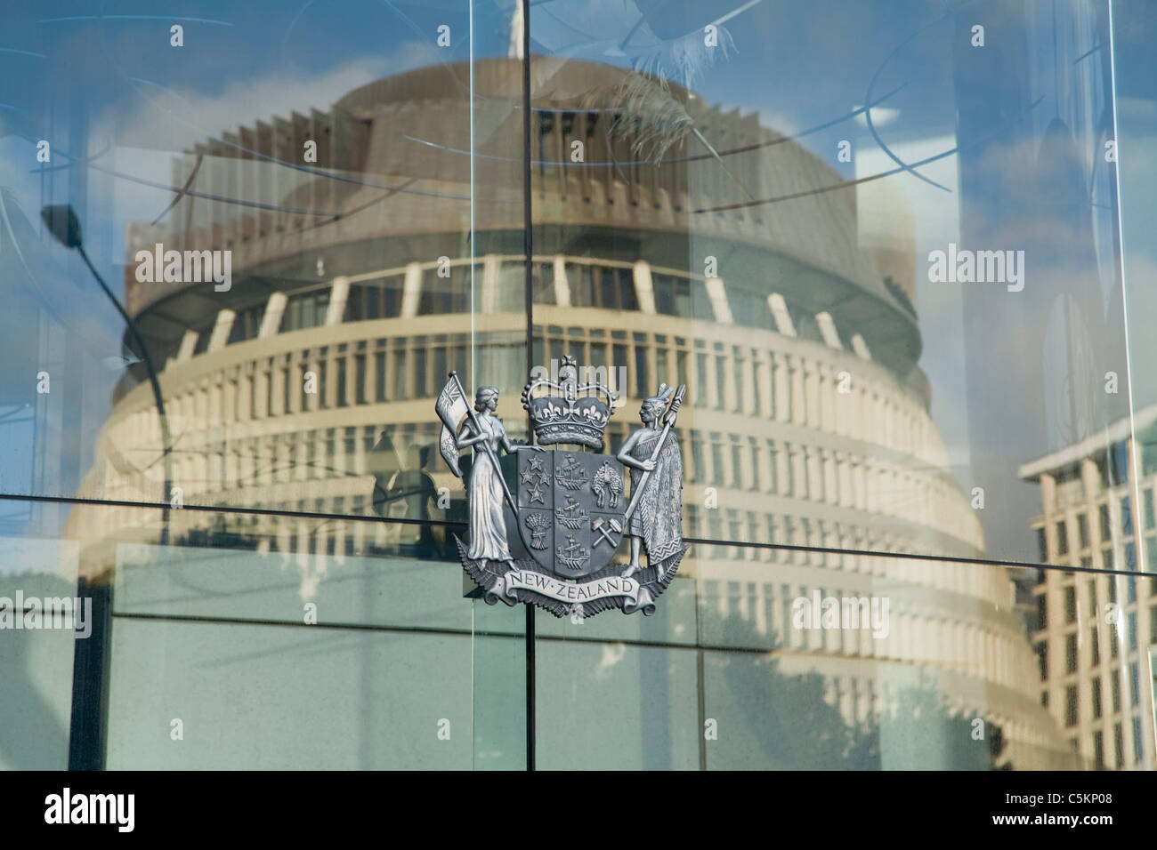 Bronze Stemma della Nuova Zelanda al di sopra delle porte in vetro della costruzione dell'Alta Corte, il Parlamento ala Executive ("l'Alveare") Foto Stock