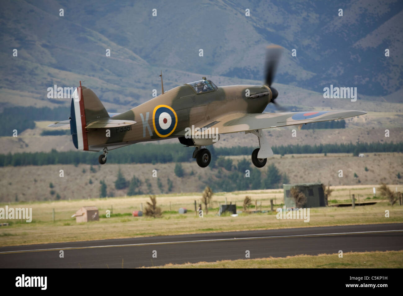 Hawker Hurricane WWII aereo da combattimento in livrea RAF decollare, Wanaka, Nuova Zelanda Foto Stock