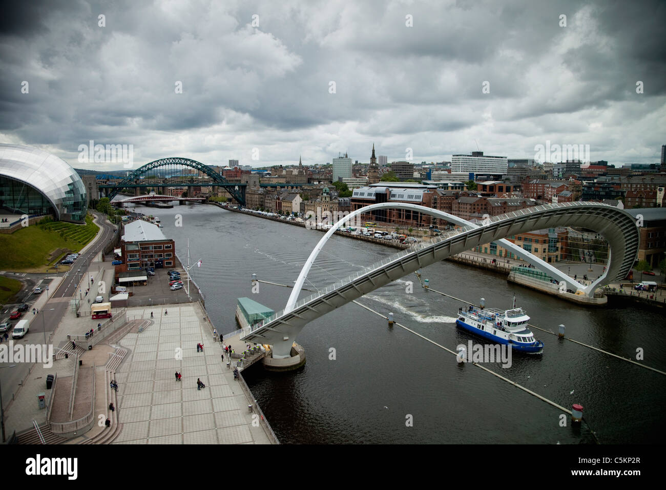 Millennium Footbridge, sollevato per consentire la barca per passare, e Tyne Bridge sul fiume Tyne, tra Gateshead e a Newcastle upon Tyne Foto Stock