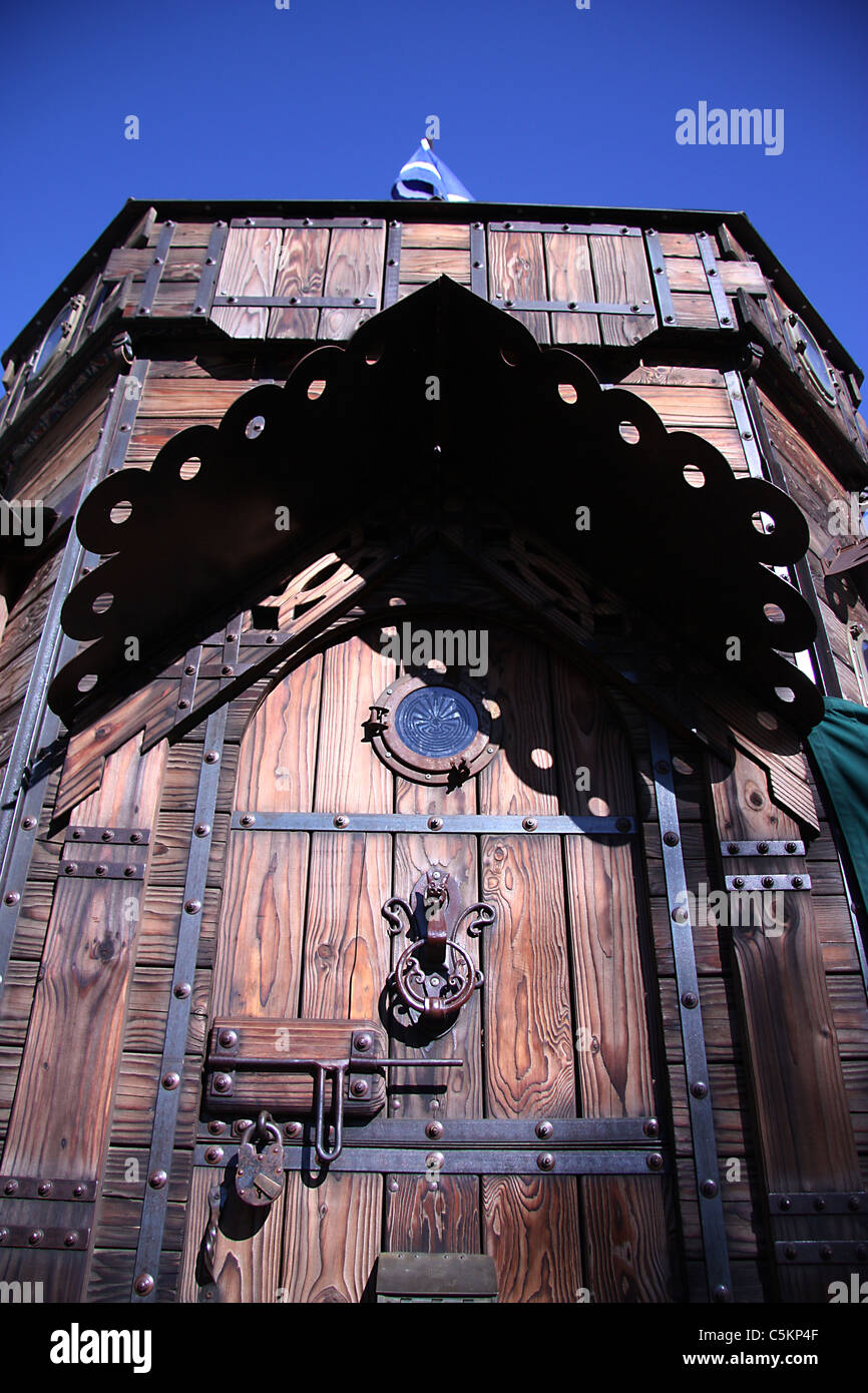 Torre di legno con sportello, ferro battuto i raccordi Foto Stock