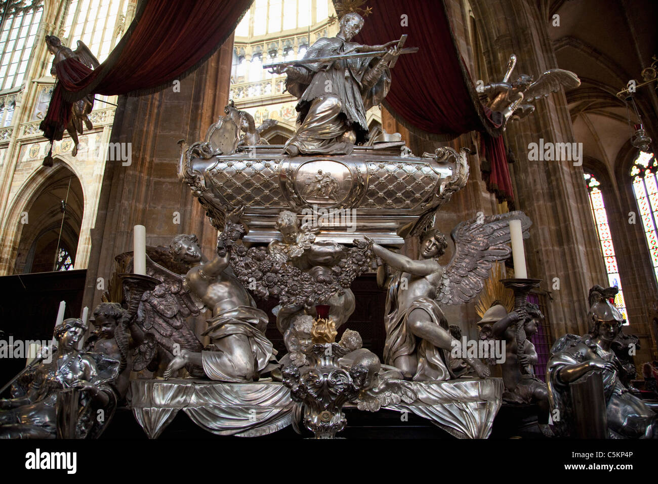 Tomba di San Giovanni di Nepomuk, San Vito la cattedrale e il Castello di Praga, Praga, Repubblica Ceca Foto Stock