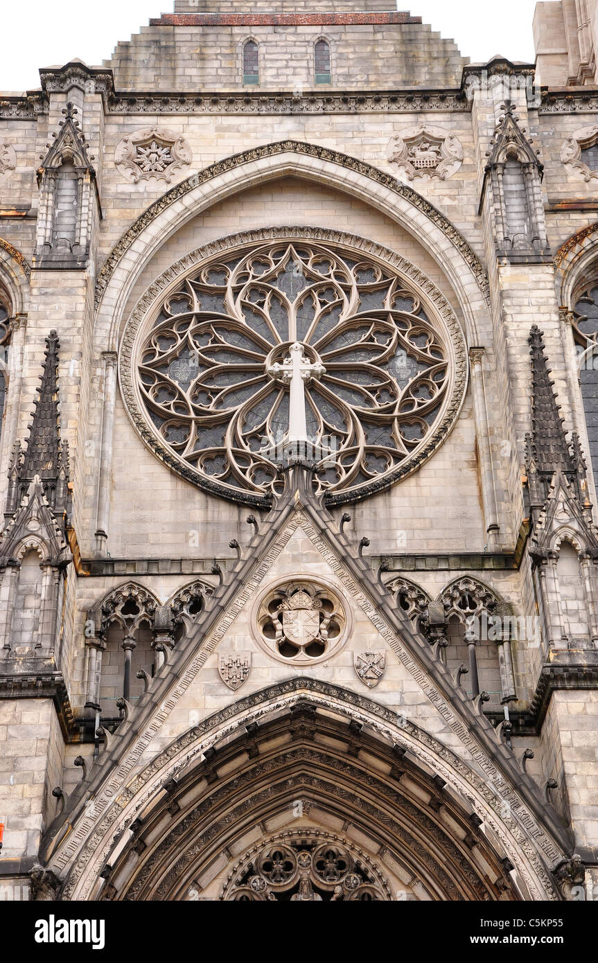 L'ingresso, sculture, fregi e statue della Cattedrale di San Giovanni il divino, Manhattan New York. Foto Stock