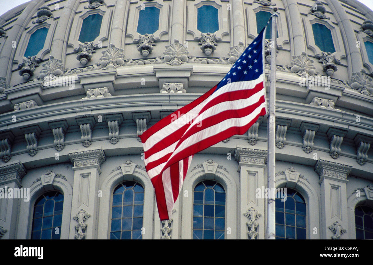 Cupola di Capitol Building close-up con noi bandiera, Washington DC, Stati Uniti d'America Foto Stock