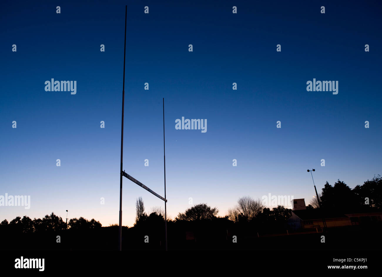 Rugby paletti stagliano contro un cielo di sera, Edendale, Southland, Nuova Zelanda Foto Stock