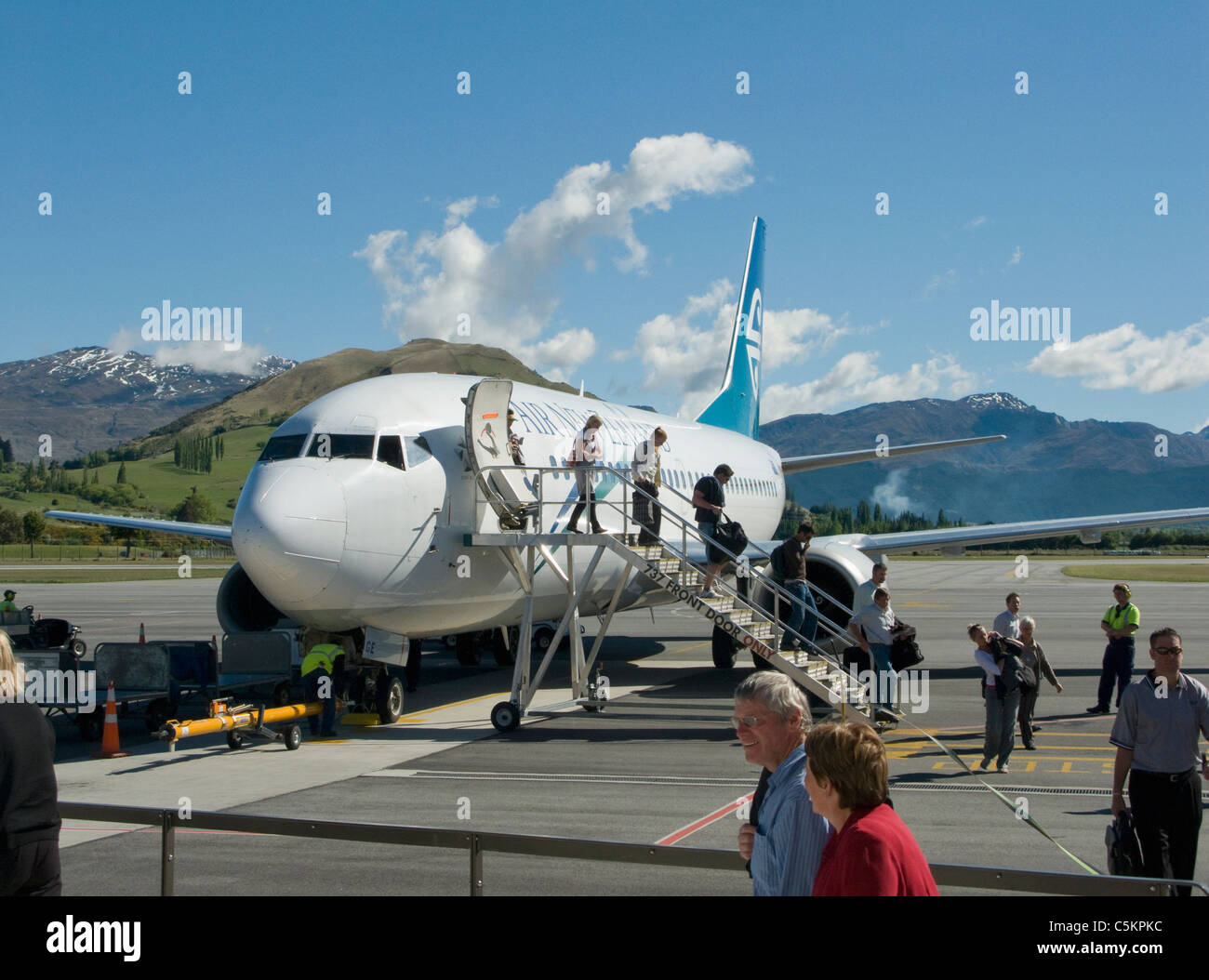 I passeggeri di sbarco da un Boeing 737-300 aereo di linea di aria nuova zelanda all aeroporto di Queenstown Foto Stock