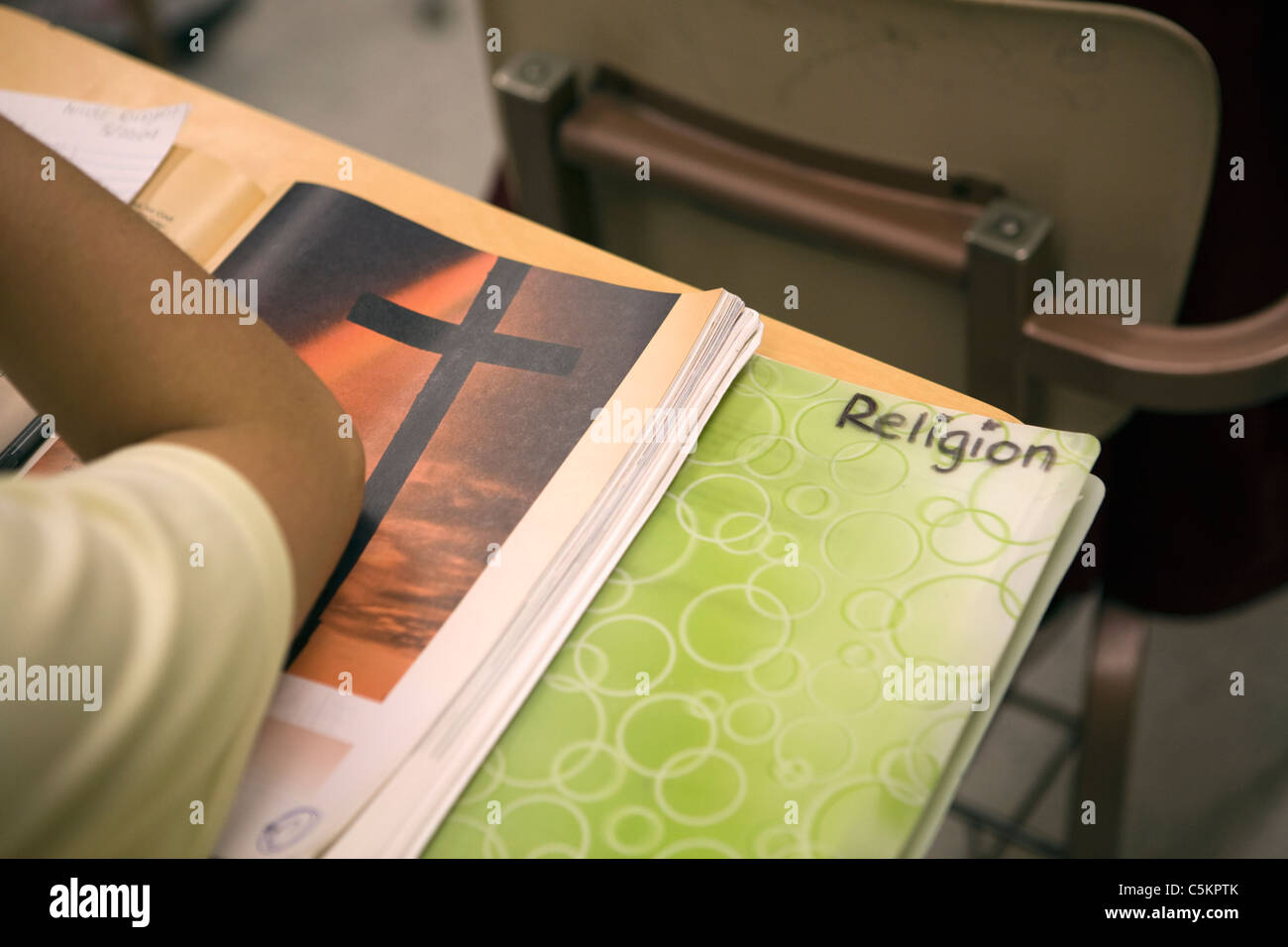 Notebook di classe per la scuola di alta classe di religione, ragazza appoggiato sulla scrivania Foto Stock