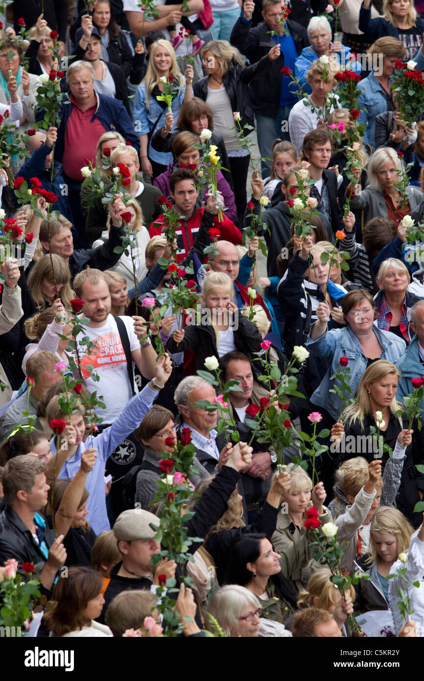 Migliaia di norvegesi di raccogliere al di fuori Oslo City Hall, a frequentare un fiore rosa veglia per le vittime degli attacchi.Foto:Jeff Gilbert Foto Stock