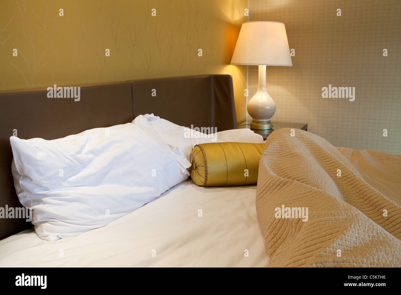 Confuso letto king size con cuscino e copripiumino Foto Stock