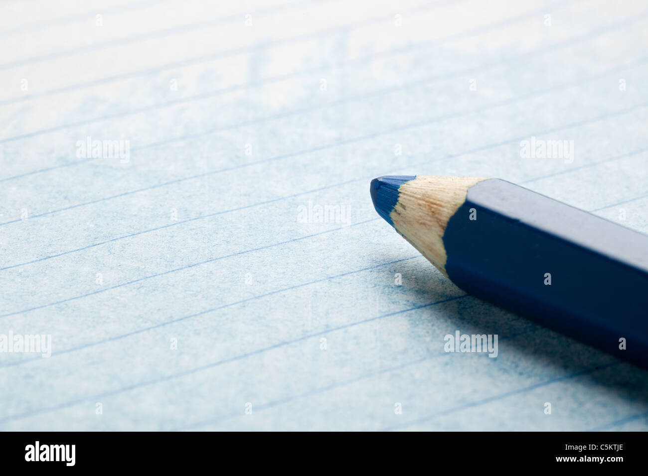 Colore blu matita con la colorazione su un pezzo di carta Foto Stock