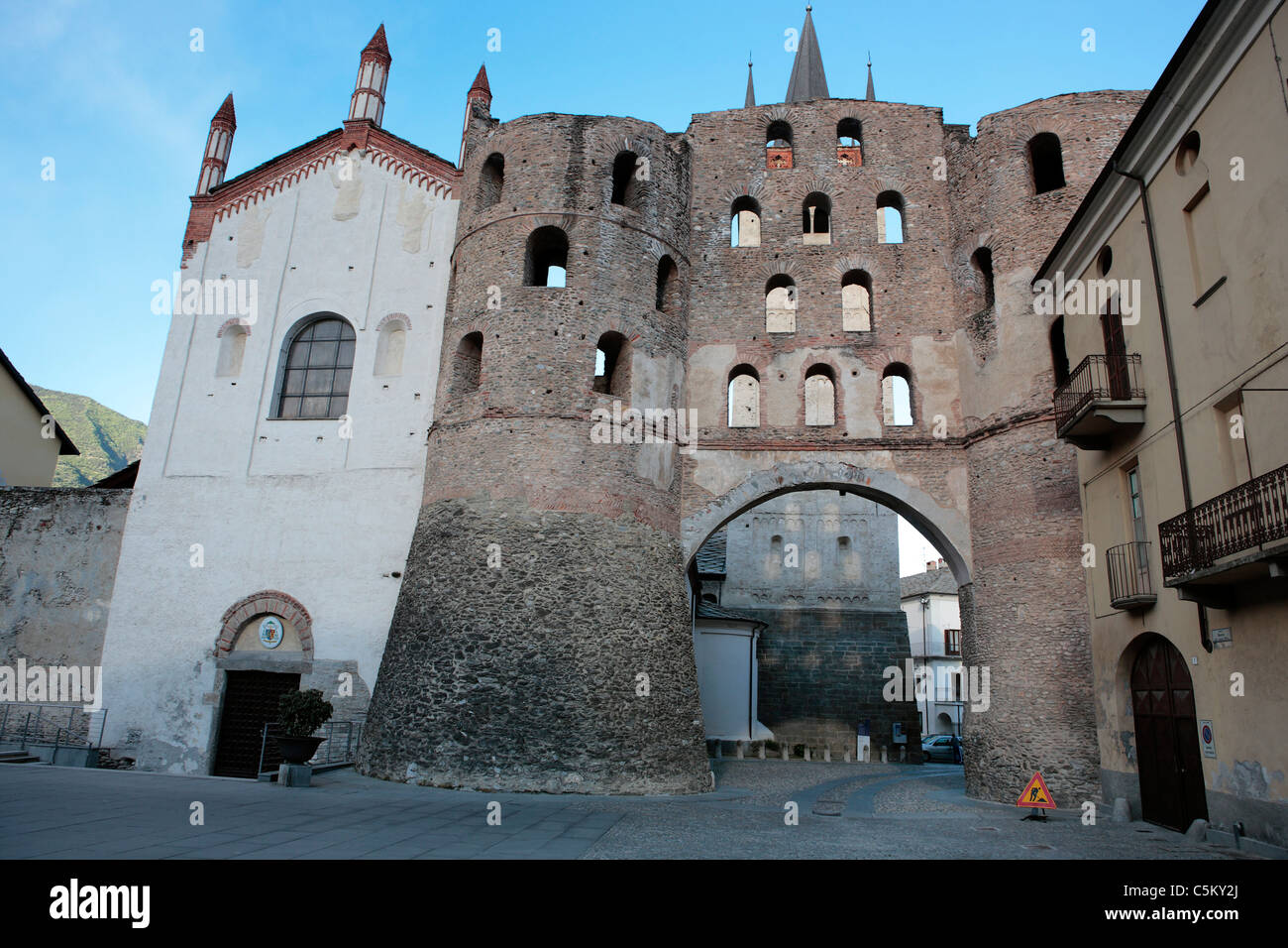 Porta Romana, Susa, Piemonte, Italia Foto stock - Alamy