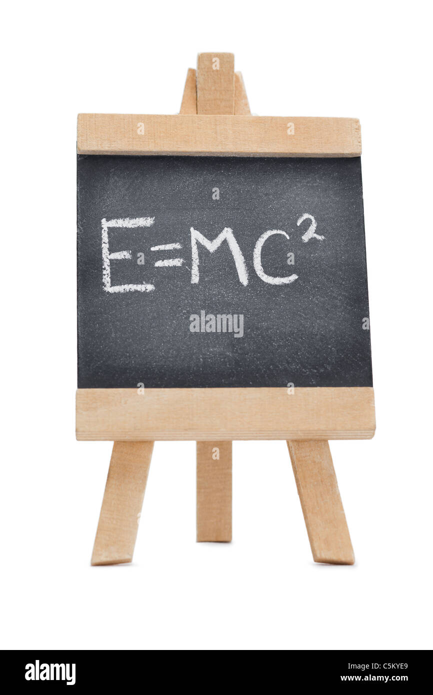 Lavagna con una formula scientifica scritto su di esso Foto Stock