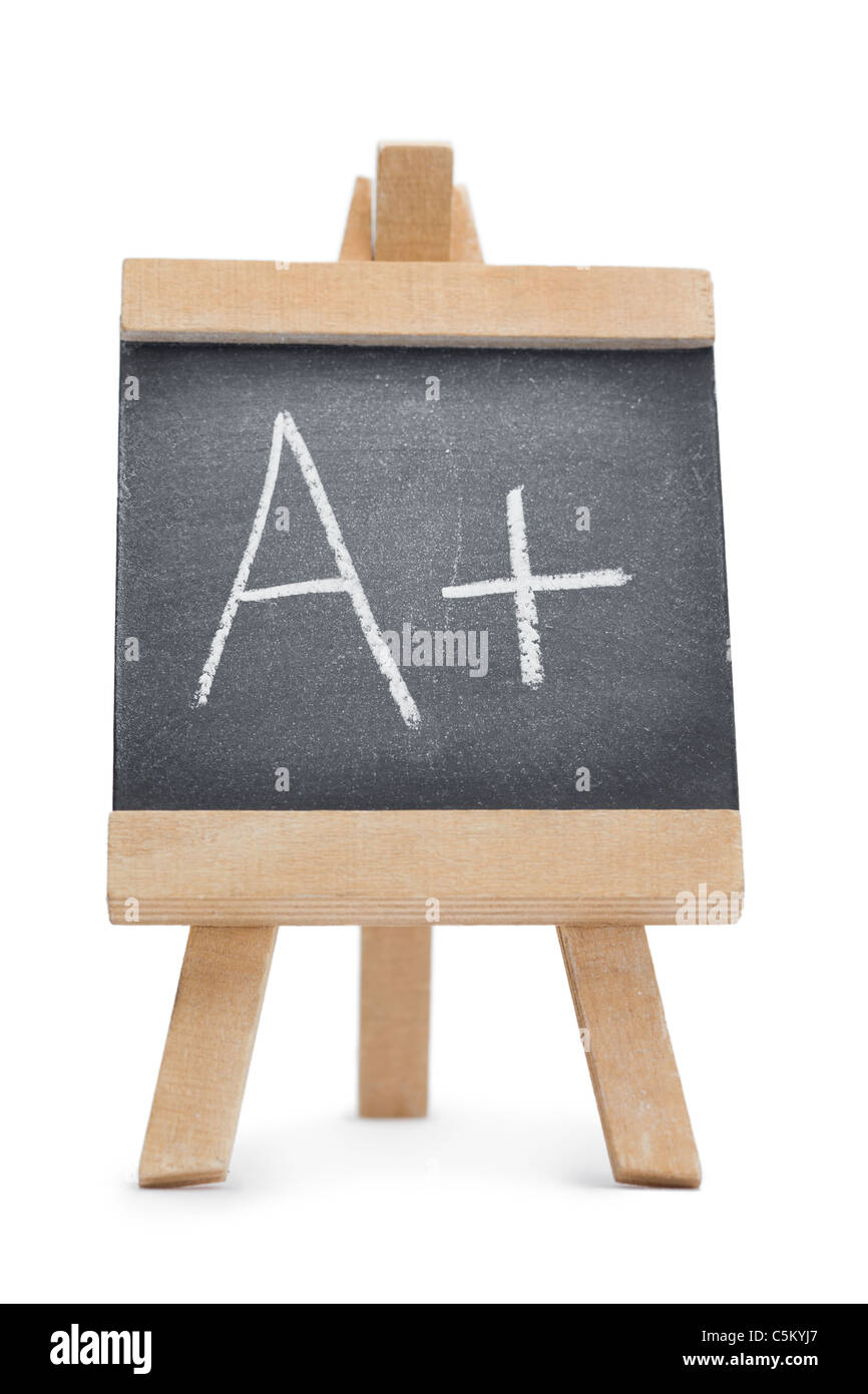 Lavagna con la lettera A scritto su di esso Foto Stock
