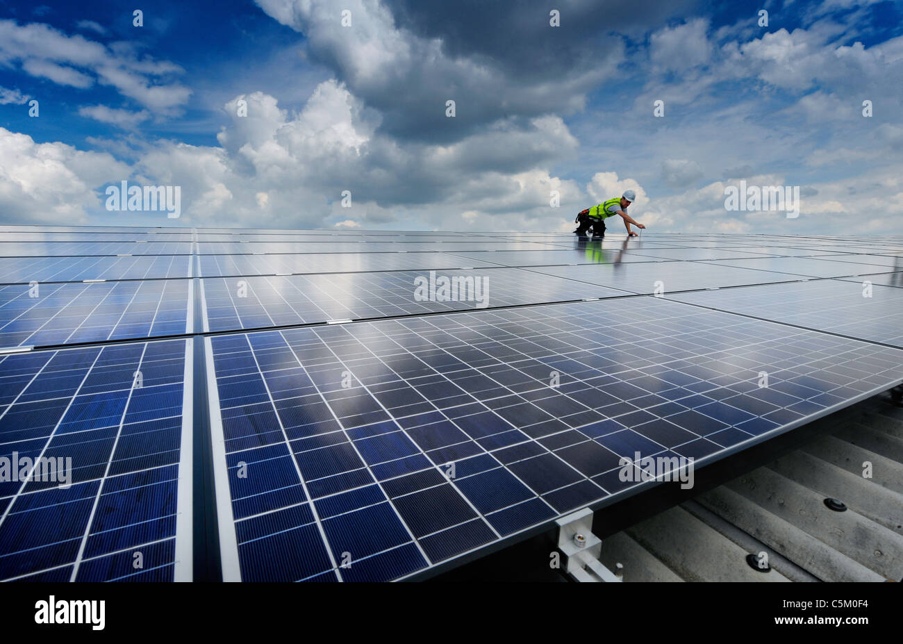 Un solare PV installazione da NWT. I pannelli forniscono feed-in tariffa di energia solare da edifici agricoli vicino a Uckfield East Sussex. Foto Stock