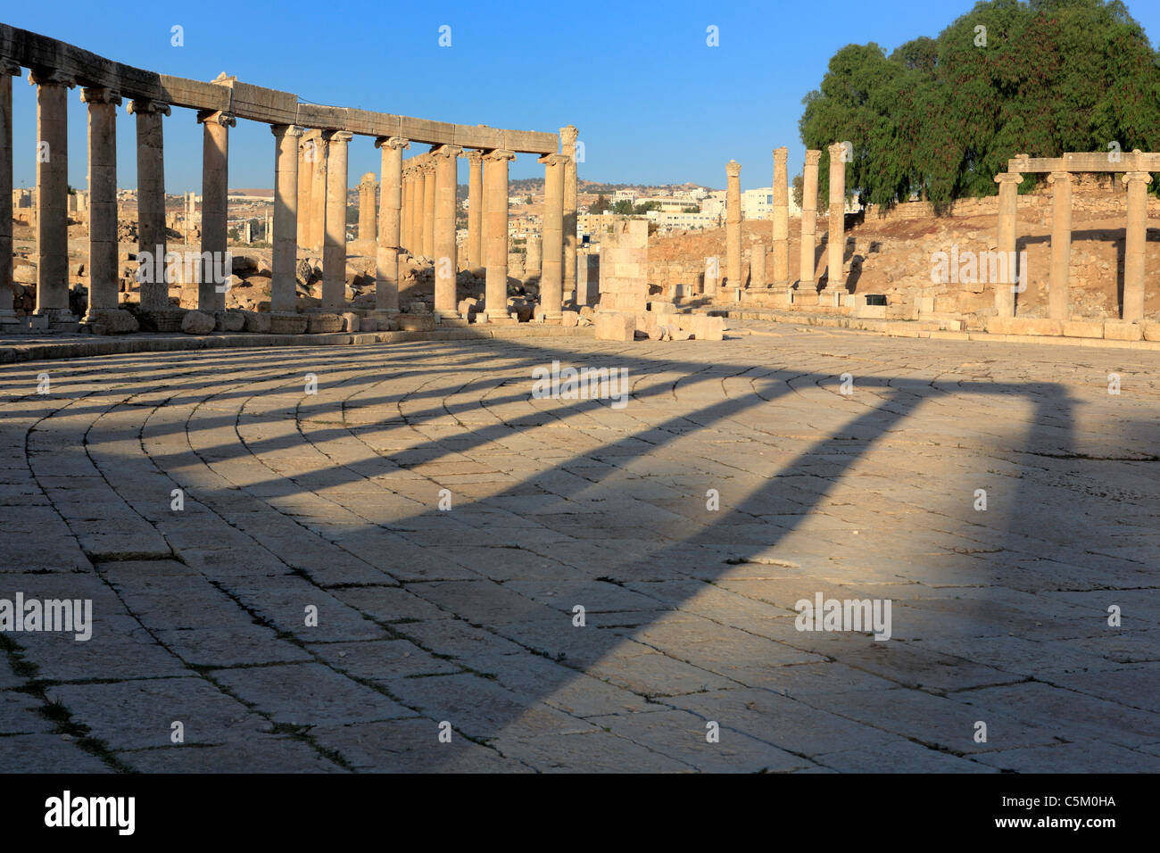 Forum ovale, antica Gerasa (2nd-6secolo), il sito Patrimonio Mondiale dell'UNESCO, Jerash, Giordania Foto Stock