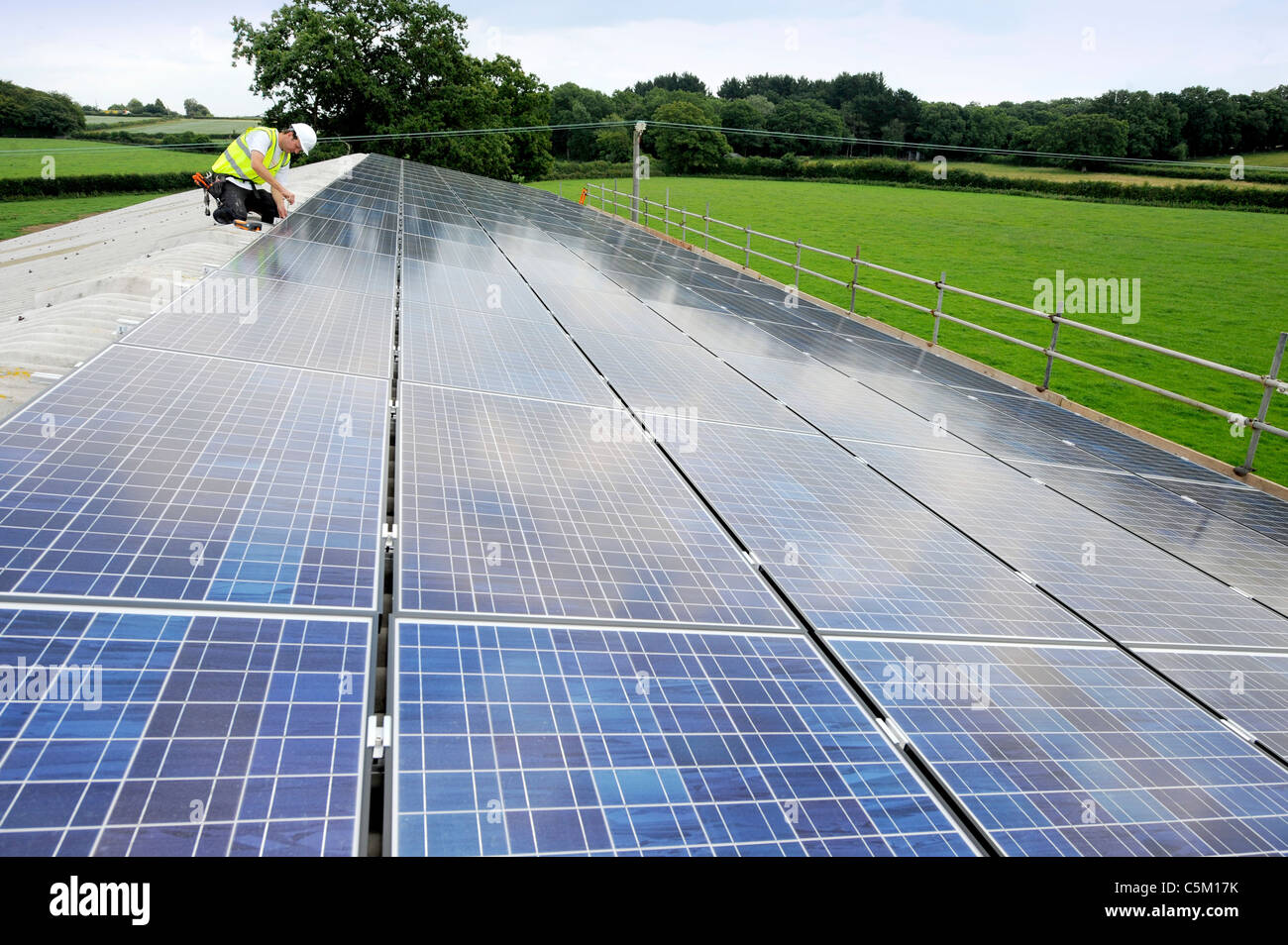Un solare PV installazione da NWT. I pannelli forniscono feed-in tariffa di energia solare da edifici agricoli vicino a Uckfield East Sussex. Foto Stock