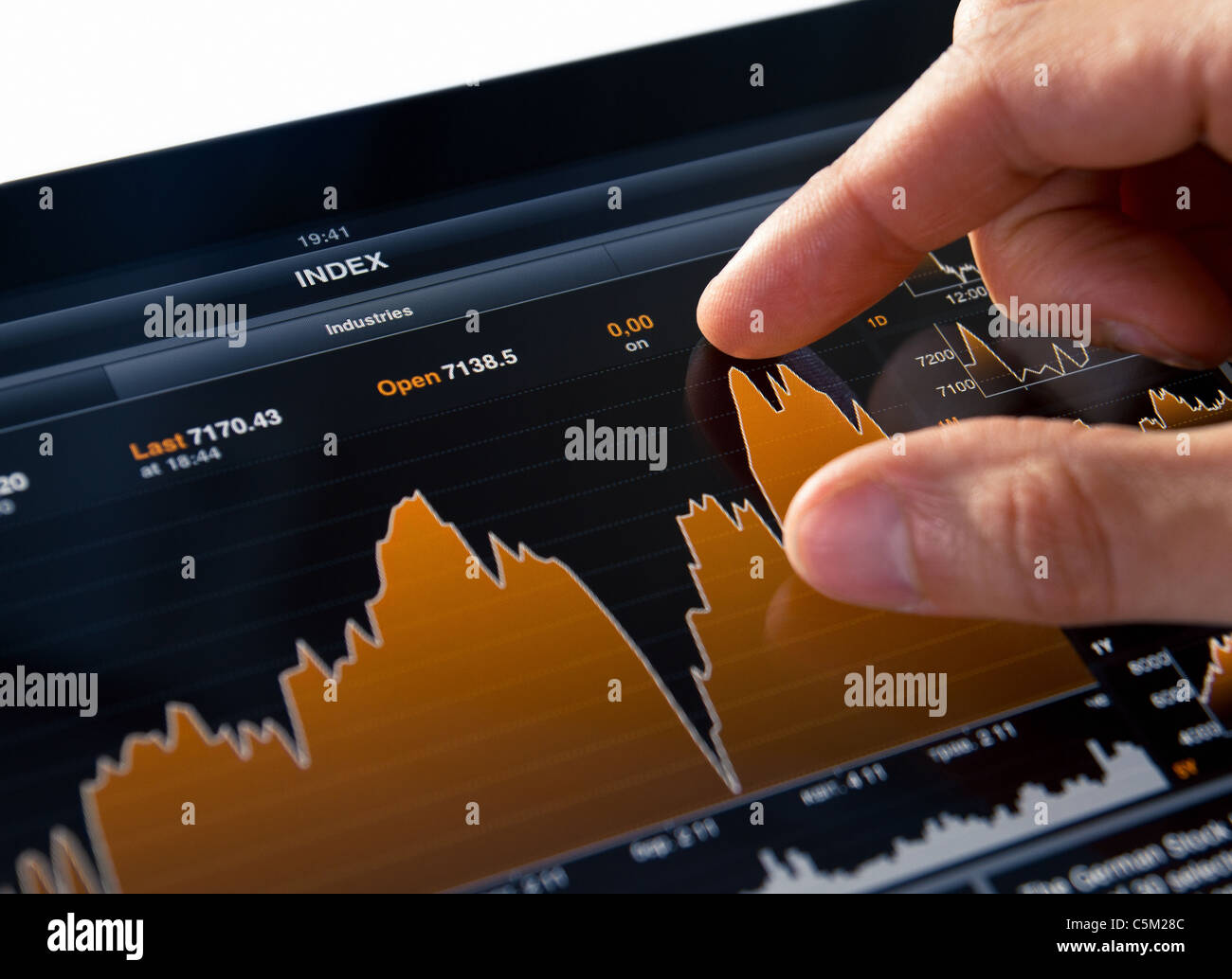 Analizzando il mercato azionario grafico digitale sul Tablet PC Foto Stock