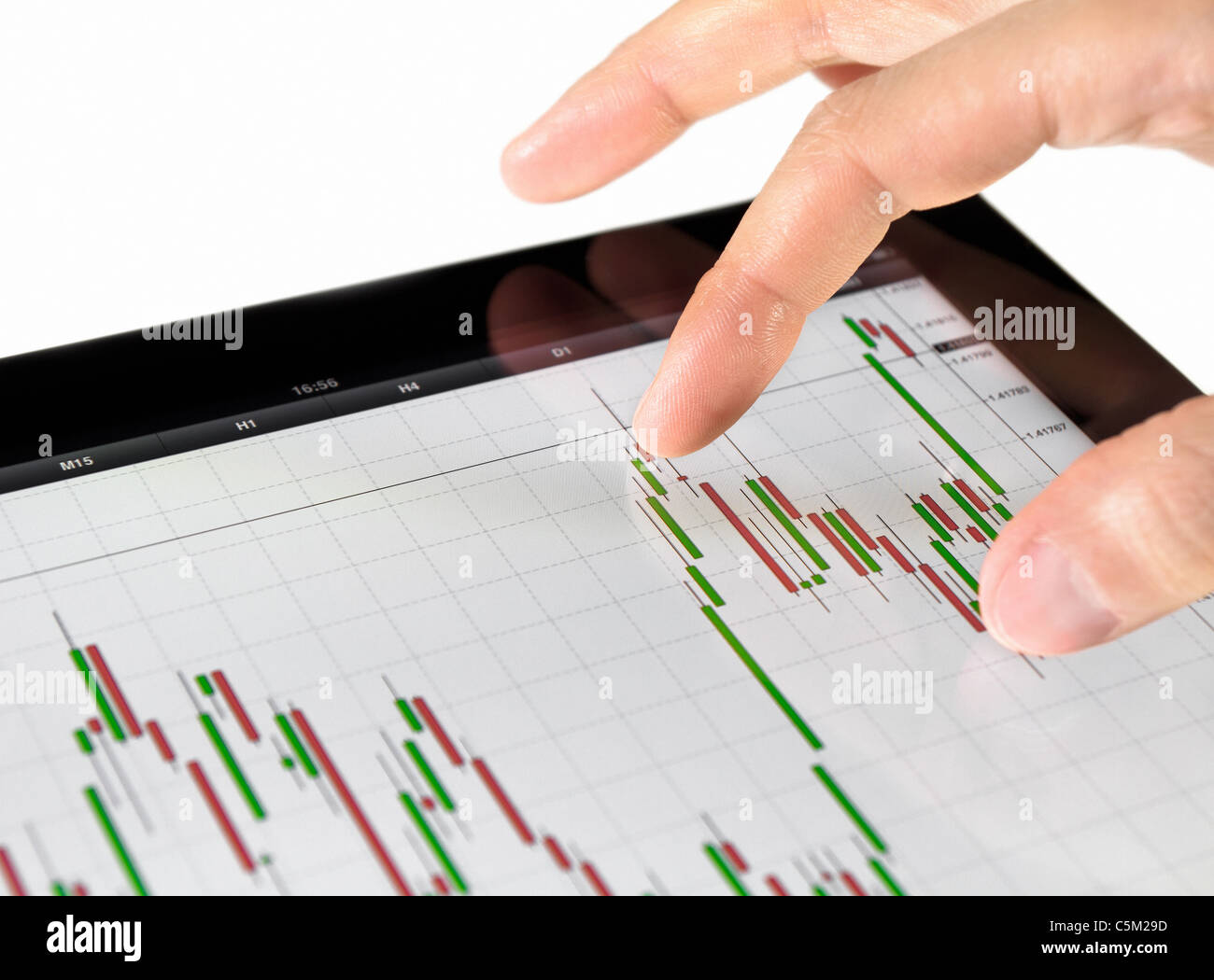 Usando il touch screen tablet per analizzare il mercato azionario grafico. Foto Stock