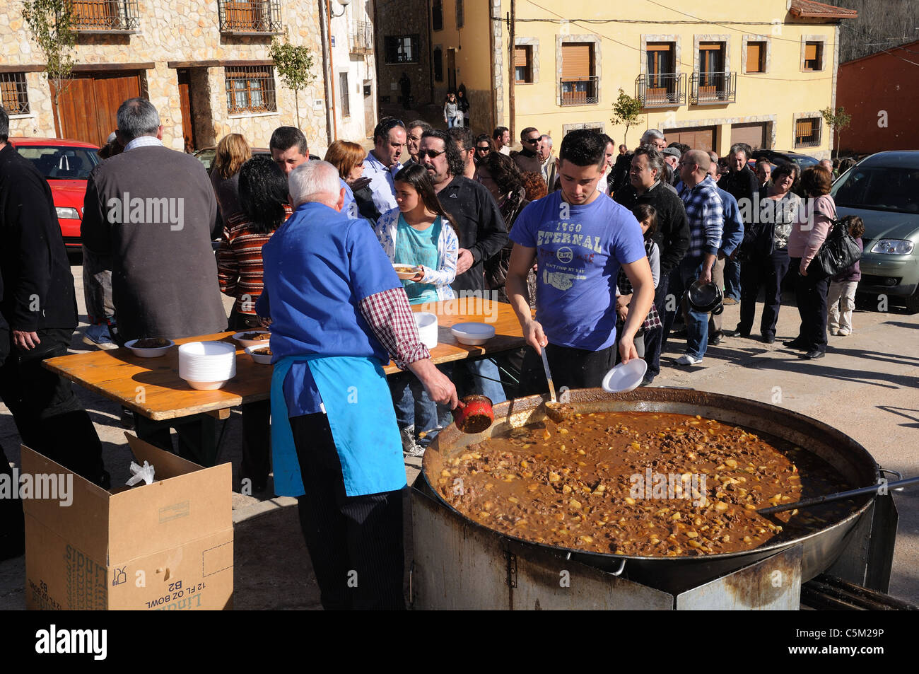 Gli uomini che serve ' Caldereta ' Carnevale ' La bottarga - Motley LA CANDELARIA ' in RETIENDAS . Guadalajara. Castille-La Mancha.SPAGNA Foto Stock