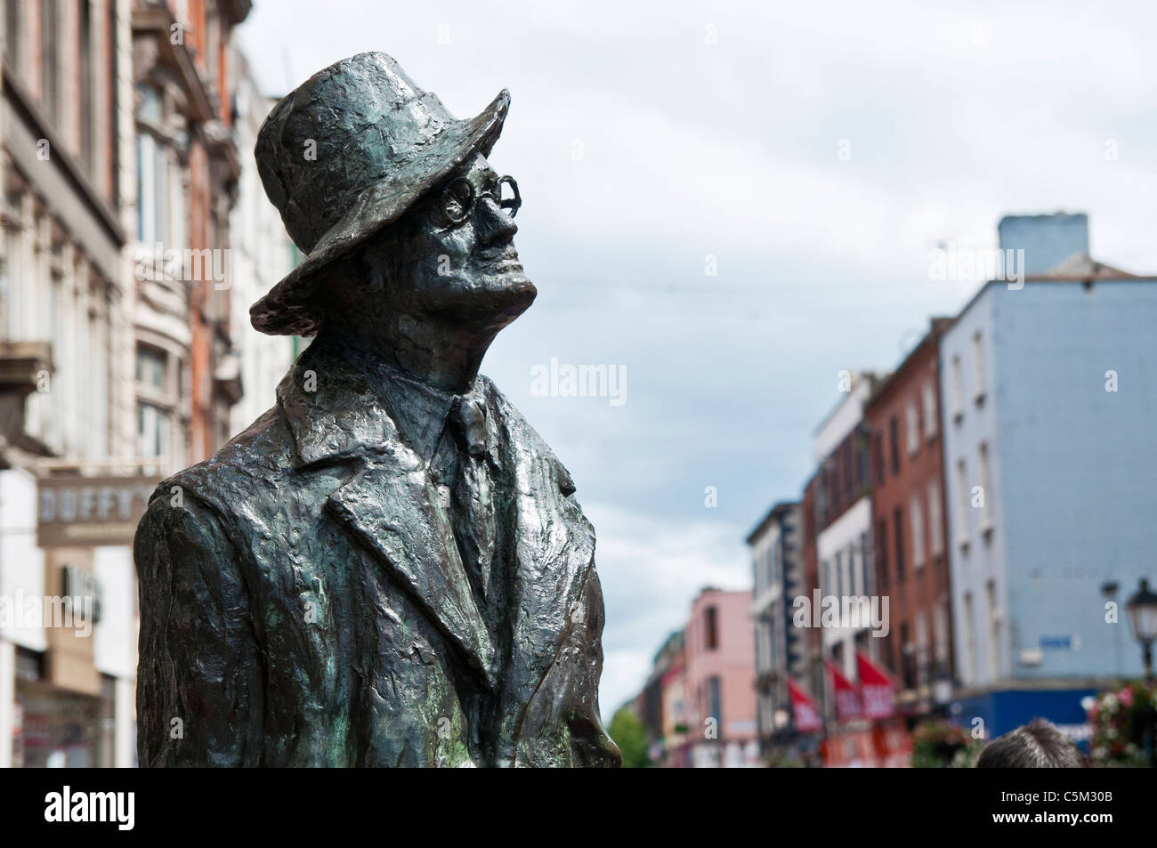 Dublino, Irlanda - Luglio 16th, 2011: Statua di James Joyce a Earl Street. Foto Stock