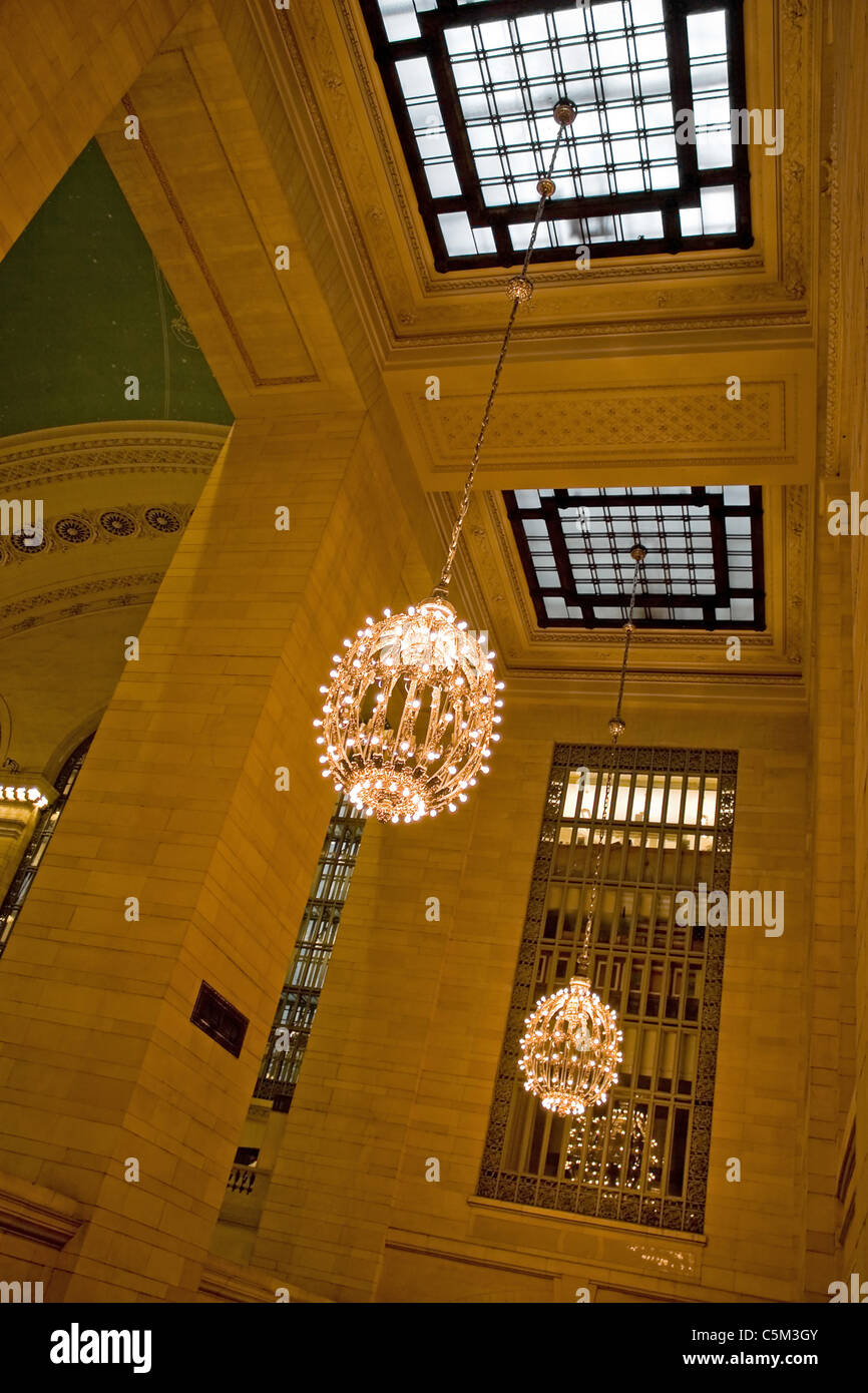 Grand Central Terminal interno colpo di lampadari e lucernari. Foto Stock