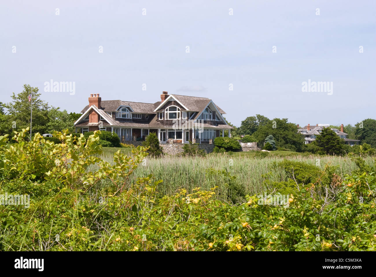 Grandi case di lusso in un paese costiero impostazione. Foto Stock